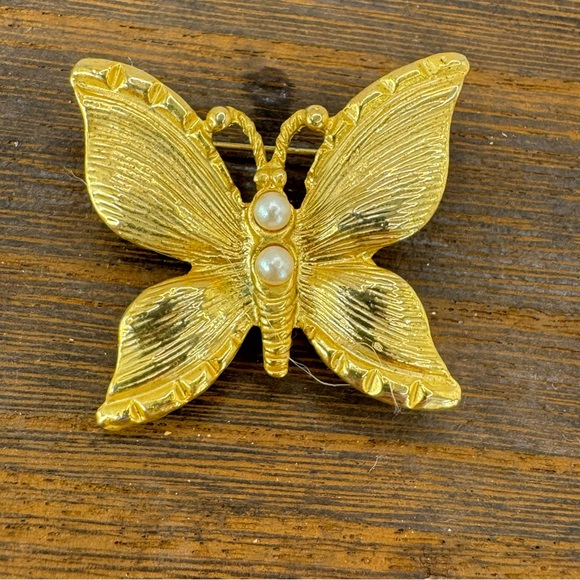 Vintage gold tone textured butterfly brooch with two faux pearls in body - Picture 2 of 6